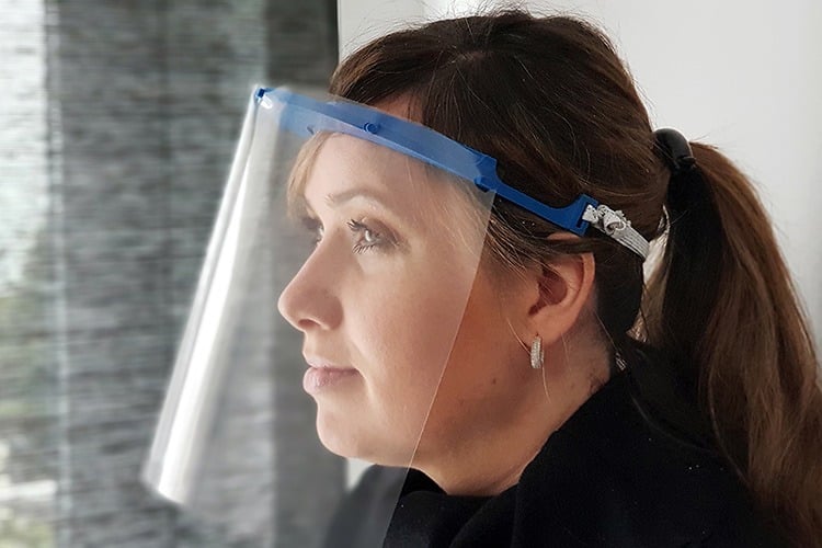 Eine Frau trägt ein Gesichtsvisier isepos GmbH