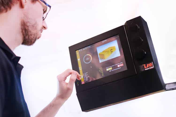 3D-Druck für die Industrie. Ein Mitarbeiter gibt Befehle über das Bedienpanel des isePrint FDM 3D-Druckers ein.