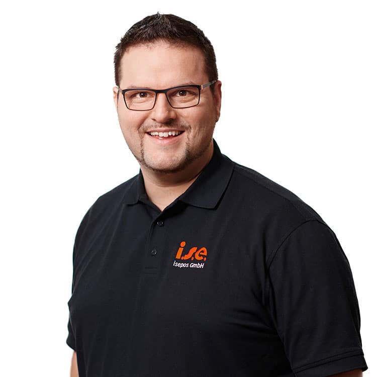 Portrait von Geschäftsführer Martin Singer. Er trägt ein schwarzes Polo-Hemd mit orangenem isepos Logo