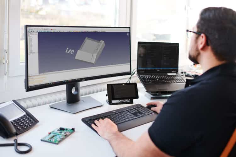 3D-Druck für die Industrie. Ein Mitarbeiter erstellt CAD-Daten am PC für den iseprint FDM 3D-Drucker.