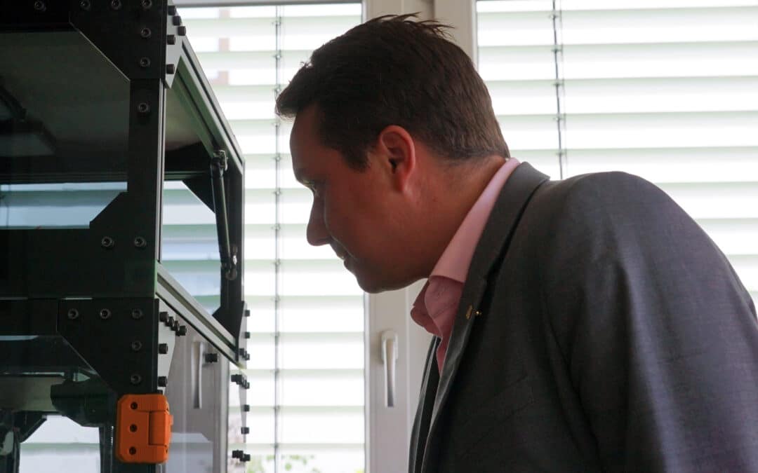 Manuel Hailfinger Landtag Baden Württember CDU schaut in einen 3D-Drucker