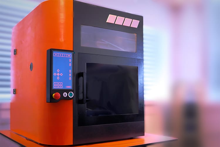 3D-Druck für die Industrie. Ein Mitarbeiter gibt Befehle über das Bedienpanel des isePrint FDM 3D-Druckers ein.